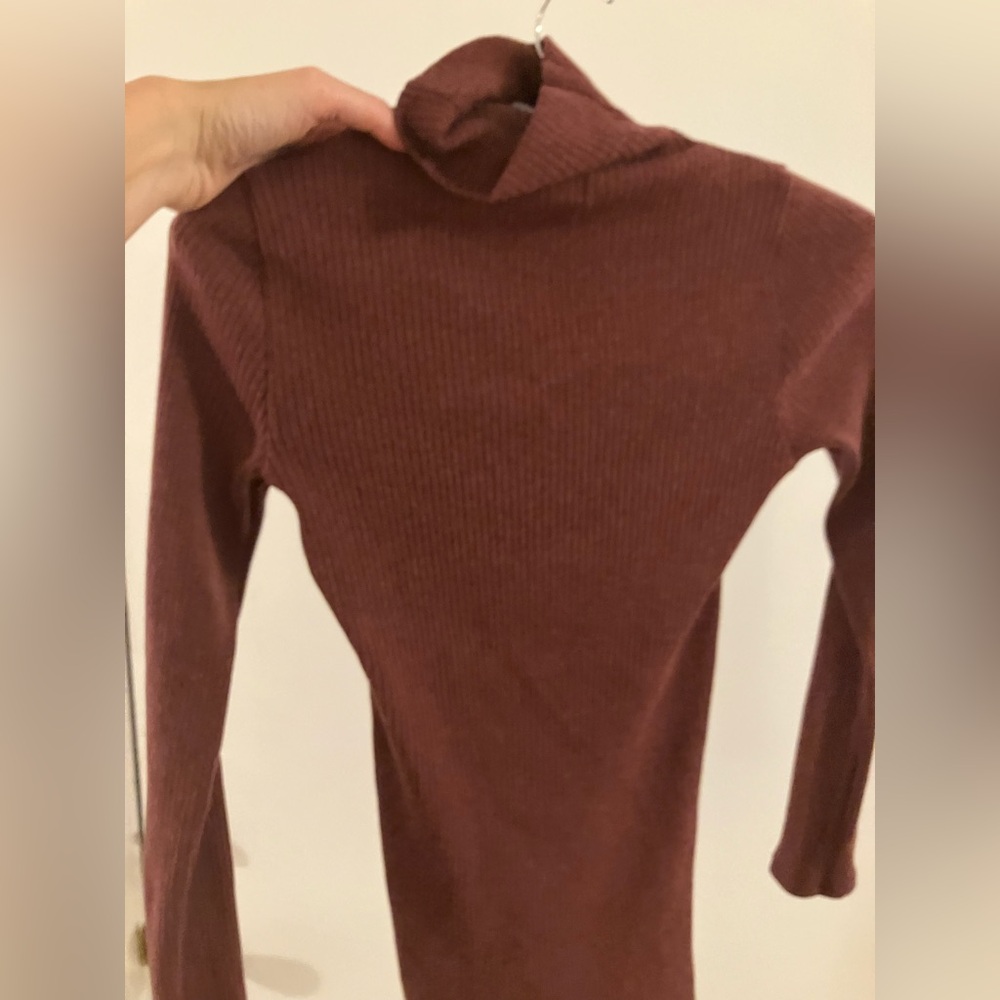 Club Monaco ribbed turtleneck long sleeved top - burgundy medium